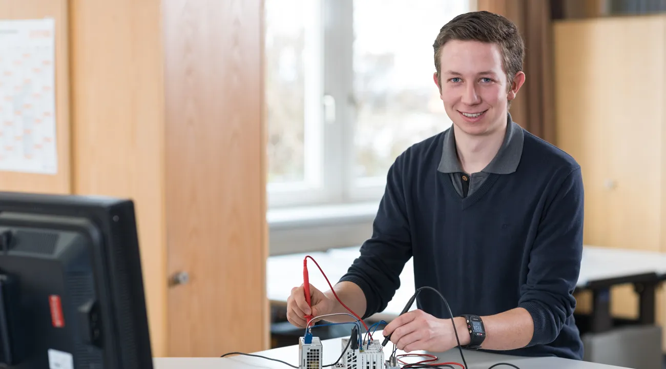 AMF-Student im dualen Mechatronik-Studium bei der praktischen Arbeit.