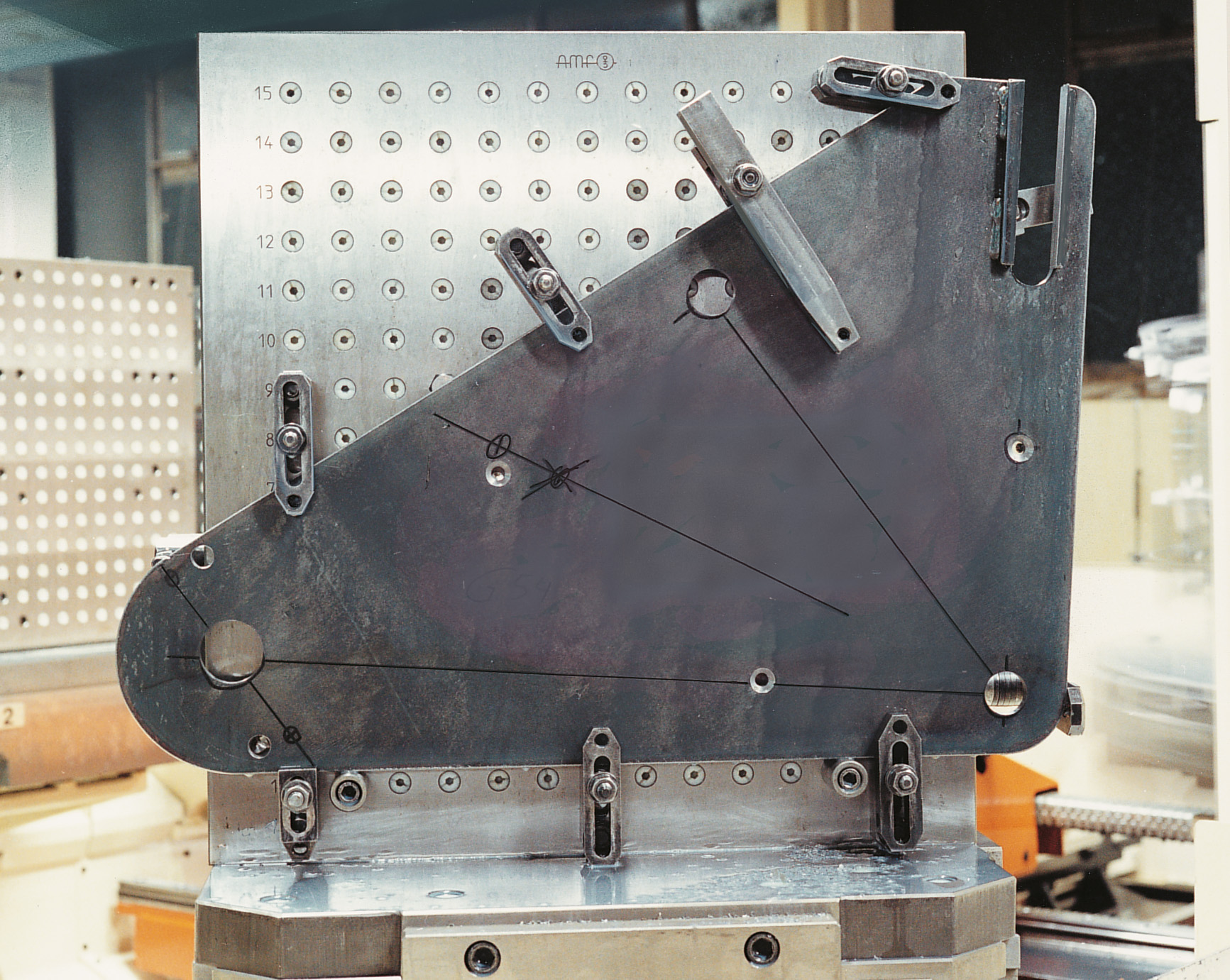 Elementos de fixação para construção de dispositivos com posicionamento preciso da peça de trabalho no ângulo de fixação