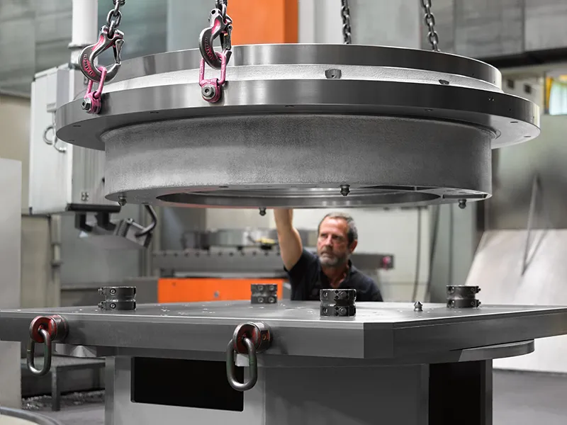 Mann arbeitet mit AMF Nullpunktspanntechnik &ndash; pr&auml;zises Spannen f&uuml;r produktive Fertigungsprozesse