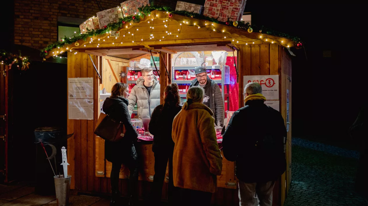 Tolle Verkaufsaktion der AMF Azubis auf dem Weihnachtsmarkt in Fellbach Bild vom Stand von AMF auf dem Weihnachtsmarkt in Fellbach