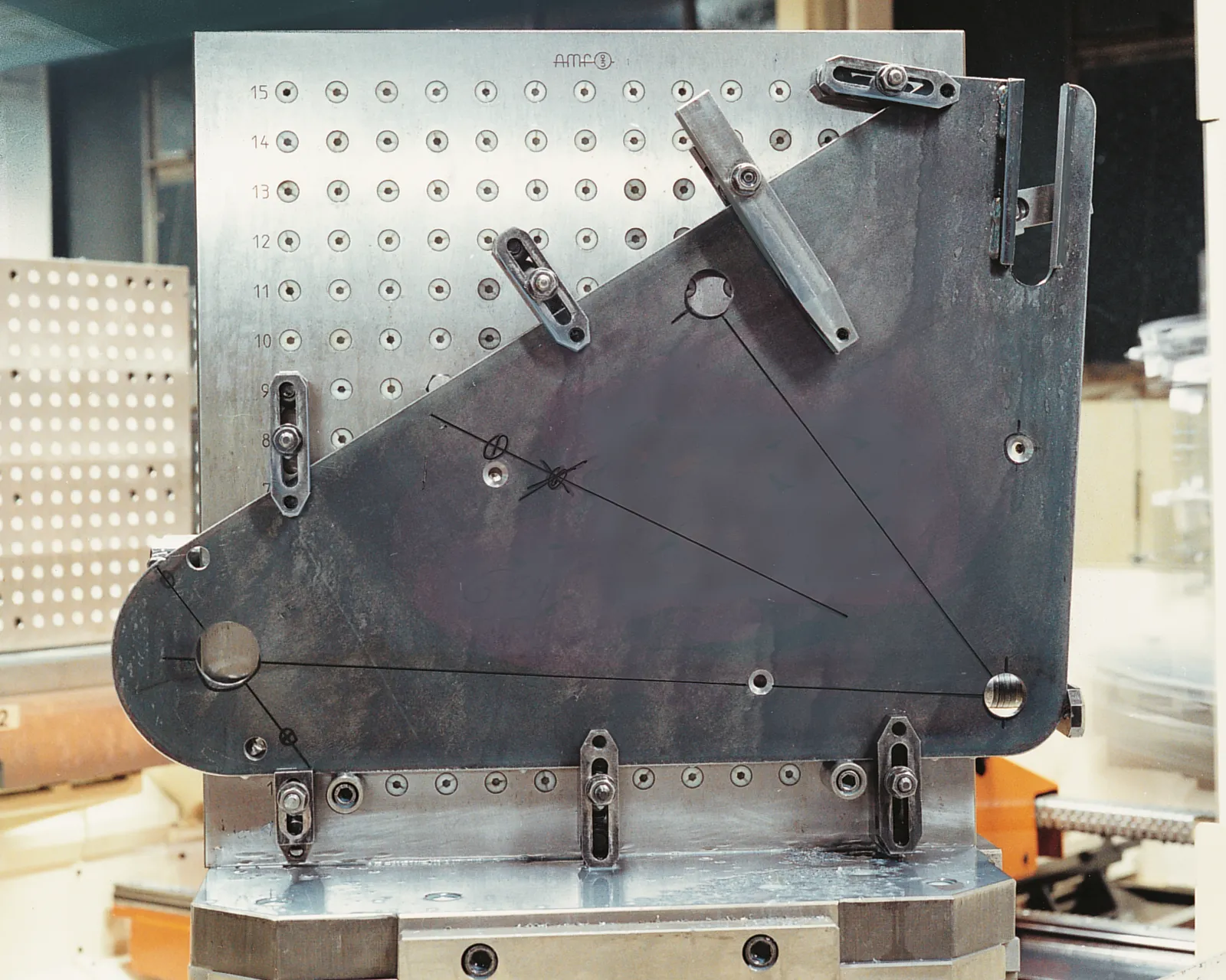 Éléments de serrage pour la construction de dispositifs avec positionnement précis de la pièce sur l'équerre de serrage