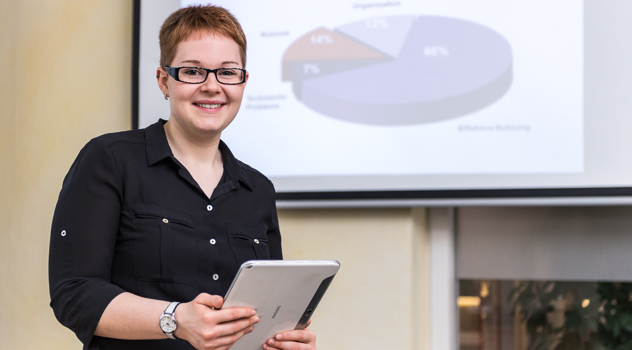 Starten Sie Ihr BWL-Industrie-Studium bei AMF – mit Praxis und Perspektive Studentin repräsentiert das BWL-Industrie-Studium bei AMF