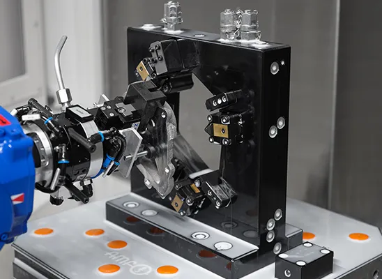 Die smarte und schlanke Beladezelle von AMF mit sehr wenig Platzbedarf wird an Maschinen beigestellt und schafft mehr Produktivität bis hin zu einer mannlosen Schicht. Flexibles Roboter-Beladesystem für das automatisierte Werkstückhandling